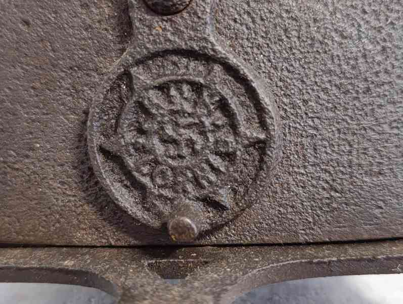 Značená německá velmi stará komínová žehlička (2x svastika) - foto 2