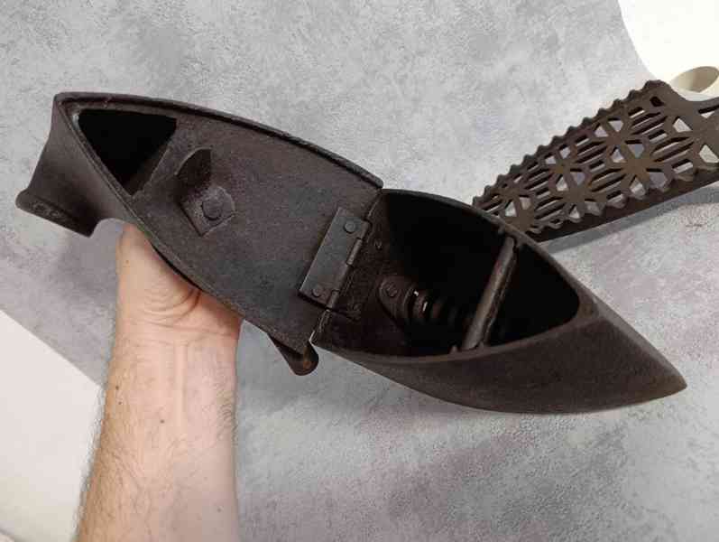 Značená německá velmi stará komínová žehlička (2x svastika) - foto 16