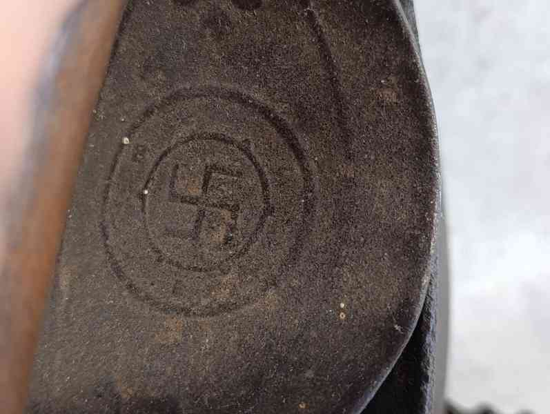 Značená německá velmi stará komínová žehlička (2x svastika) - foto 8