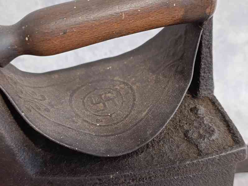 Značená německá velmi stará komínová žehlička (2x svastika) - foto 3