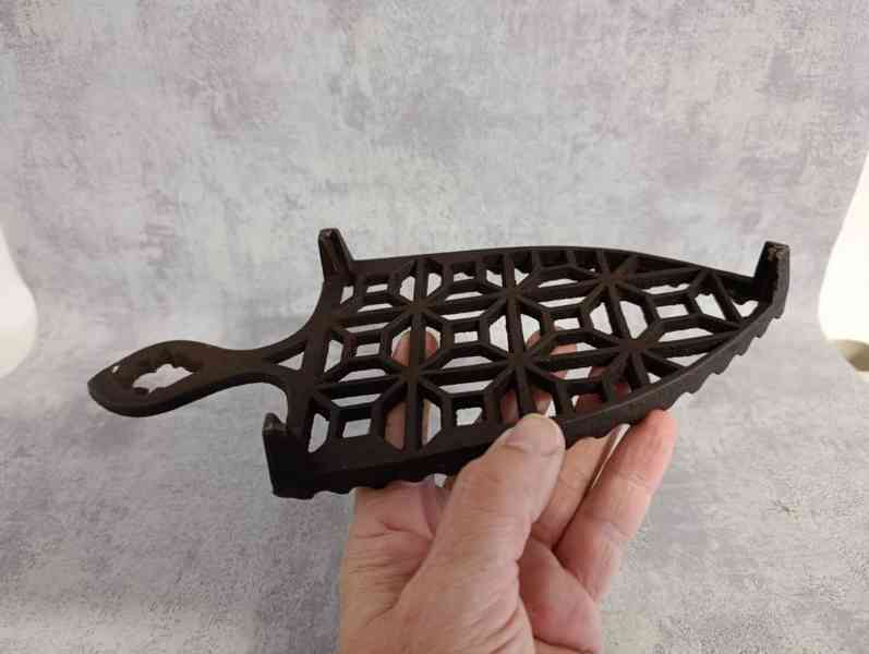 Značená německá velmi stará komínová žehlička (2x svastika) - foto 9