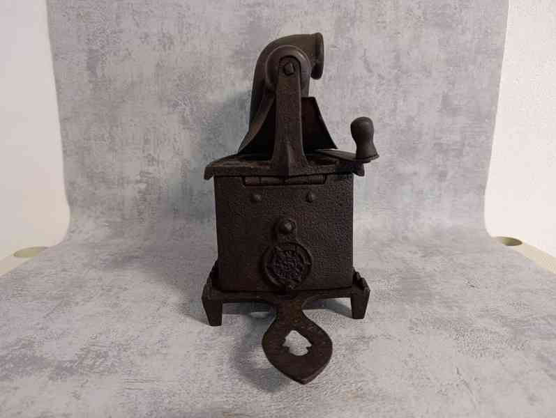 Značená německá velmi stará komínová žehlička (2x svastika) - foto 10