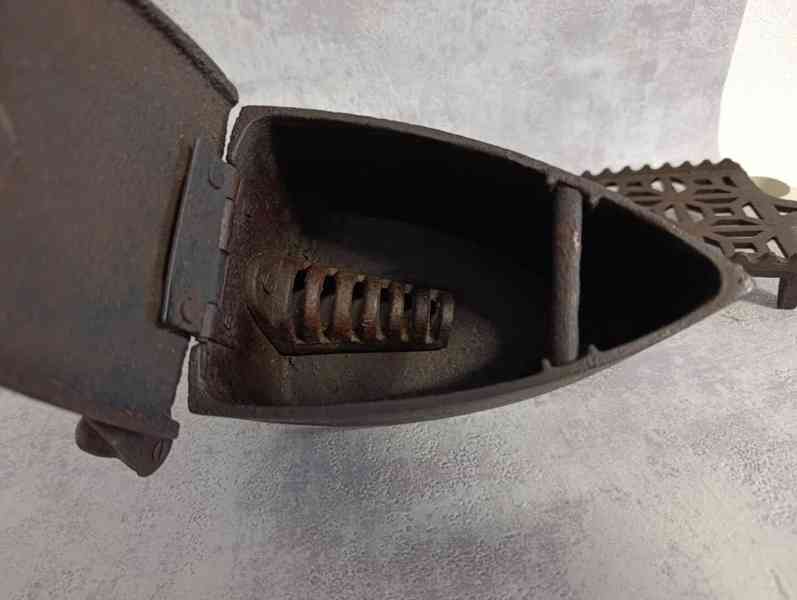 Značená německá velmi stará komínová žehlička (2x svastika) - foto 18