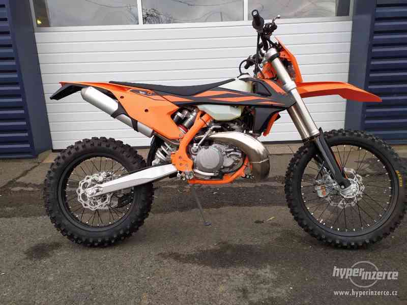 Confronto Tra Moto KTM 250 EXC TPI 2019 VS. KTM 300 EXC TPI Erzberg Edition 2023 460767 - Foto 10