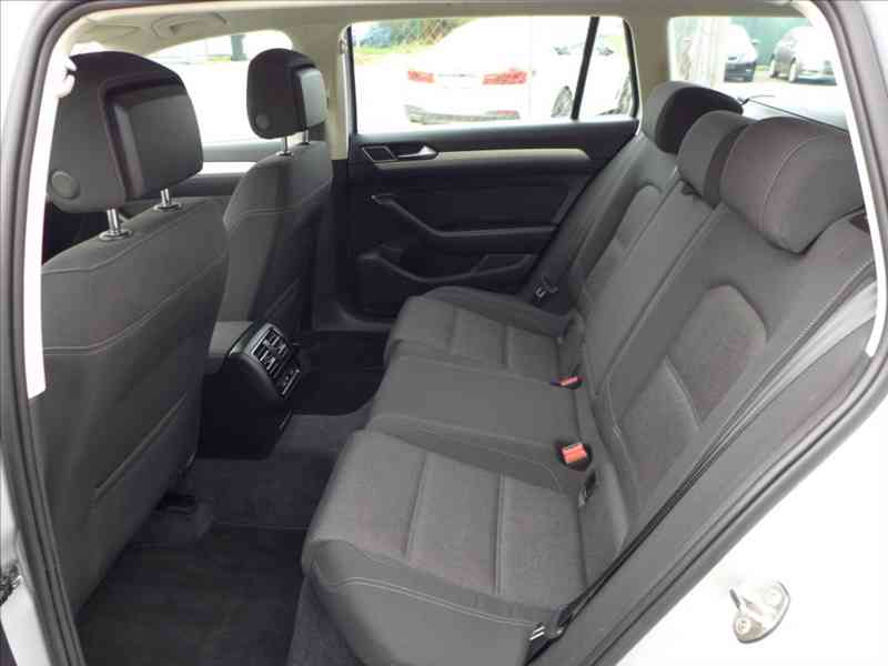 Volkswagen Passat 2,0 TDI 110KW NAVI 1.MAJITEL - foto 6