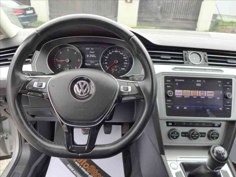Volkswagen Passat 2,0 TDI 110KW NAVI 1.MAJITEL - foto 7