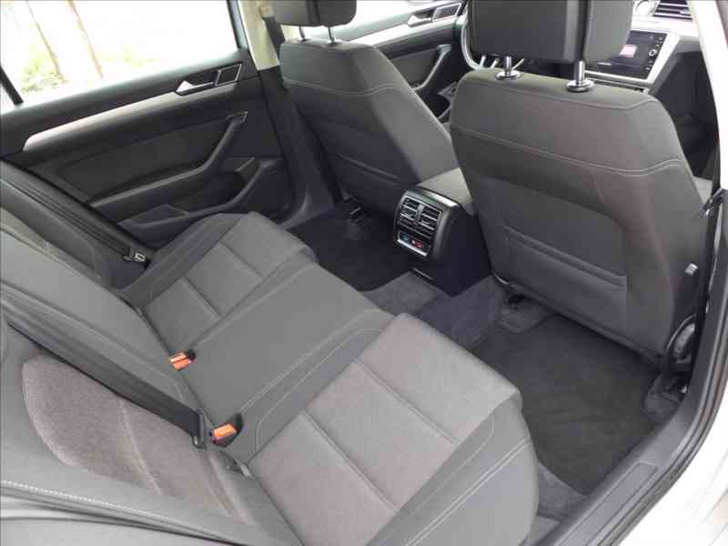 Volkswagen Passat 2,0 TDI 110KW NAVI 1.MAJITEL - foto 9