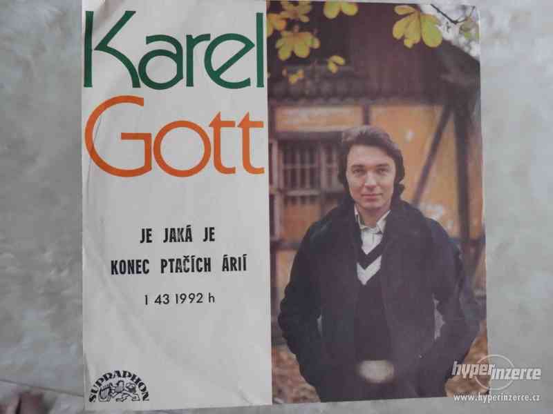 Deska s Karlem Gottem z  roku 1976 - foto 1