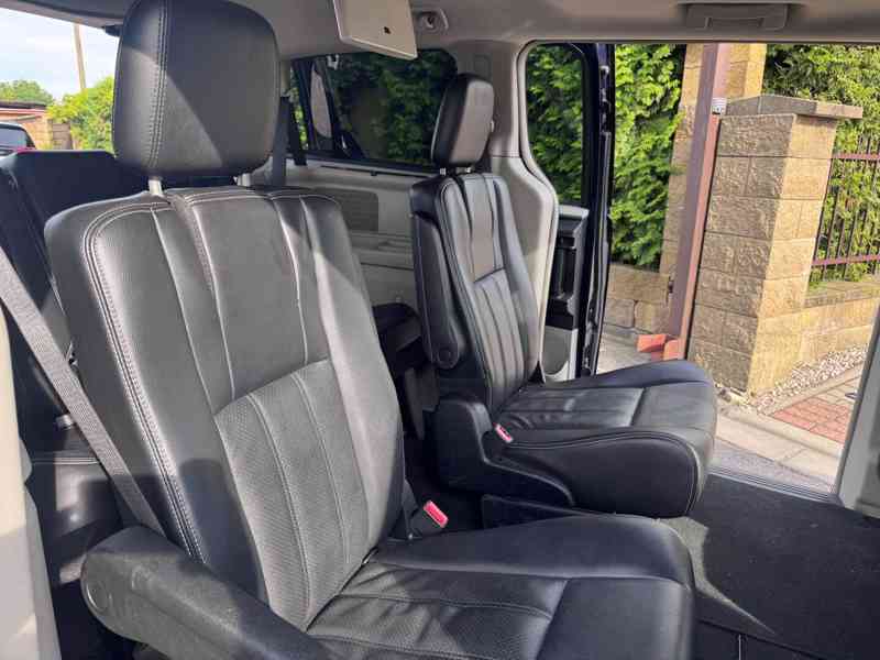 Chrysler Town Country 3,6 Limited 2xDVD Šíbr 2012 - foto 11
