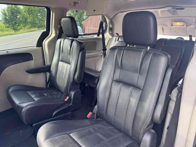 Chrysler Town Country 3,6 Limited 2xDVD Šíbr 2012 - foto 15