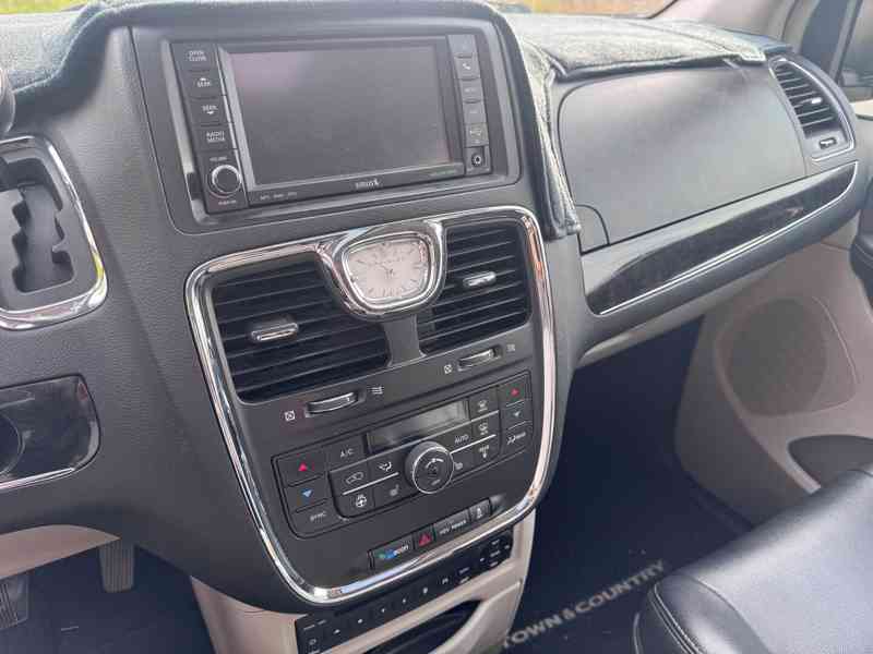 Chrysler Town Country 3,6 Limited 2xDVD Šíbr 2012 - foto 20