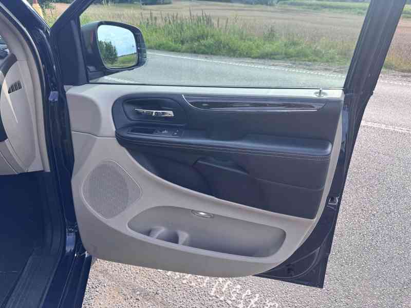 Chrysler Town Country 3,6 Limited 2xDVD Šíbr 2012 - foto 12