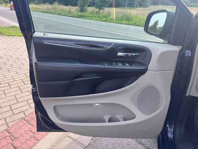 Chrysler Town Country 3,6 Limited 2xDVD Šíbr 2012 - foto 16