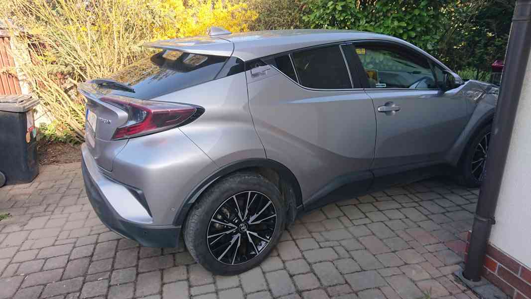 Prodám Toyotu C-HR 1.8 Hybrid - foto 4