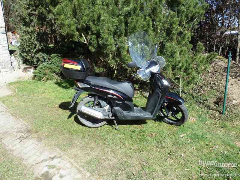 prodám skůtr Honda SH 150i - foto 1