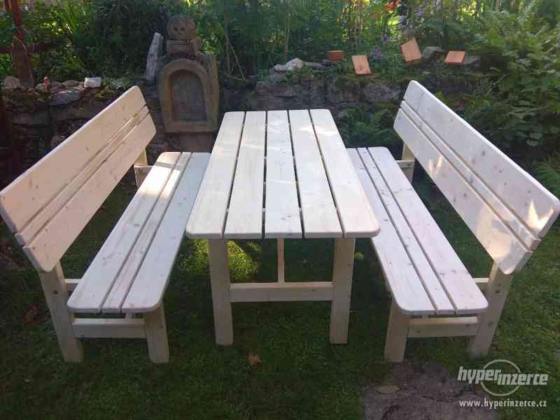 dřevěné lavice a stůl - foto 1