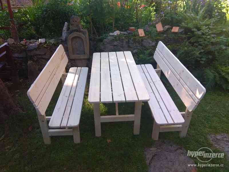 dřevěné lavice a stůl - foto 2
