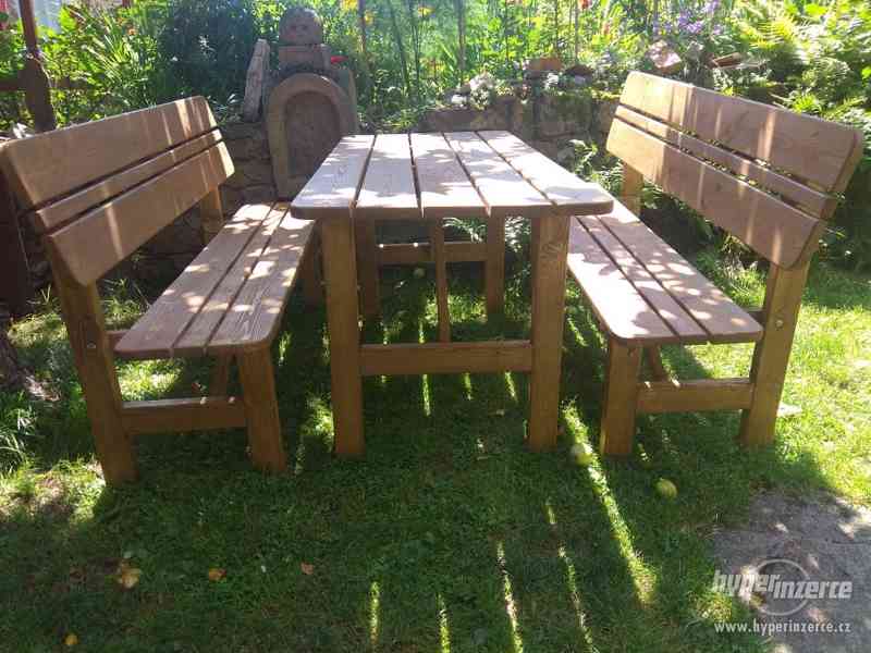 dřevěné lavice a stůl - foto 3