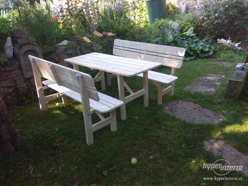 dřevěné lavice a stůl - foto 5