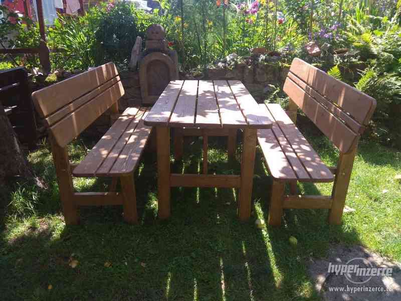 dřevěné lavice a stůl - foto 6