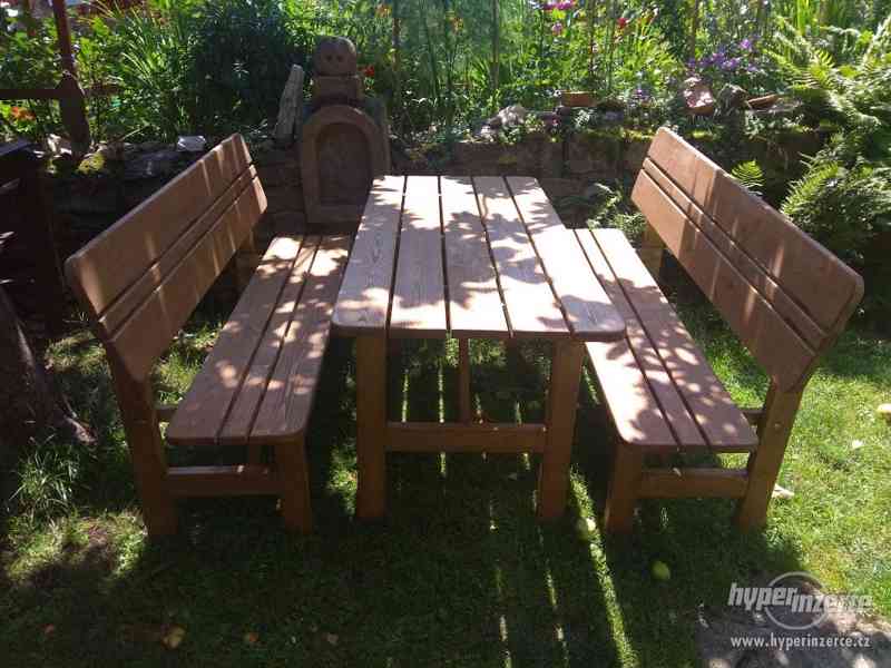 dřevěné lavice a stůl - foto 7