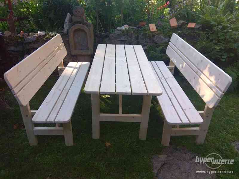 dřevěné lavice a stůl - foto 8