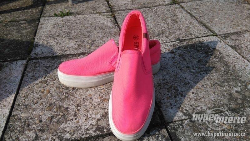 Neonově růžové botky - foto 1