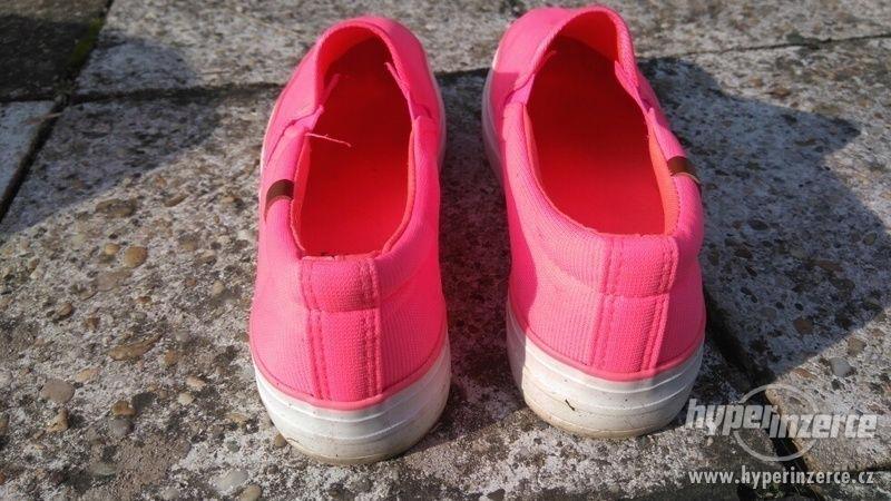 Neonově růžové botky - foto 5