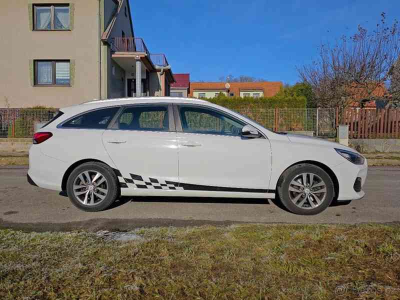 Hyundai i30 1,6   Style combi, perfektní stav - foto 8