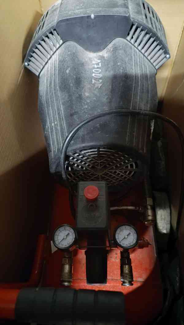 vzduchový kompresor Hecht 2355 cena 6500,- - foto 3