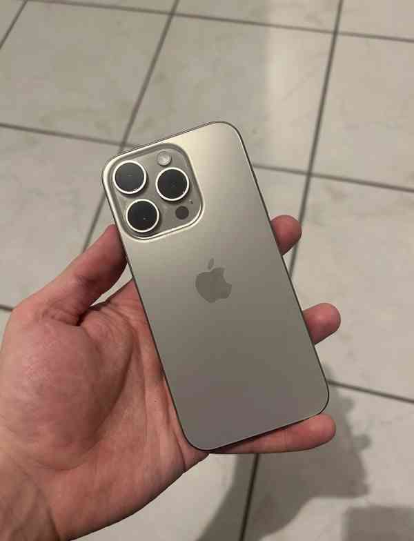 iPhone 15 Pro 256GB v přírodním titanovém provedení.