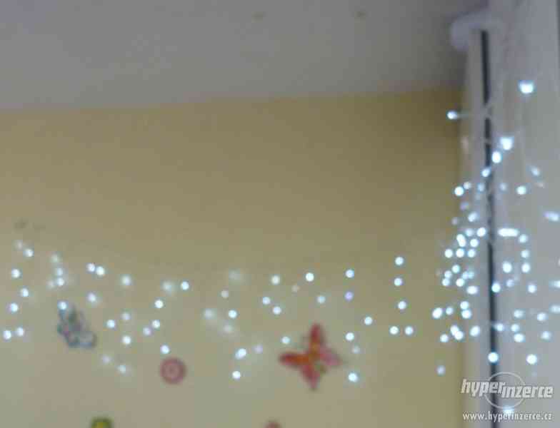 Vánoční světelné zavěsy o rozměrech 250 x  70 cm. Propojovác - foto 3