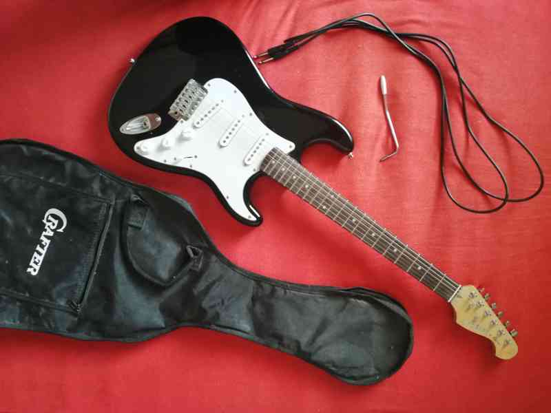 Elektrická kytara typ Stratocaster - foto 1
