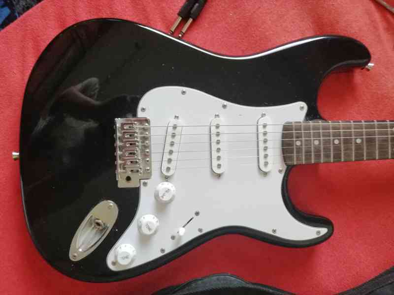 Elektrická kytara typ Stratocaster - foto 4