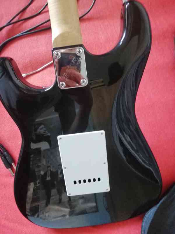 Elektrická kytara typ Stratocaster - foto 3