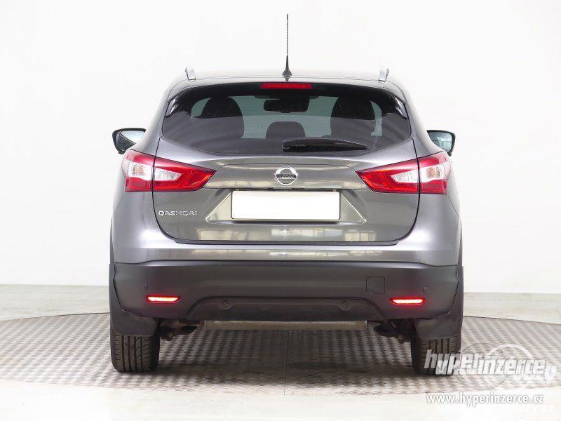 Nissan Qashqai 1.6, benzín, rok 2015 - foto 5