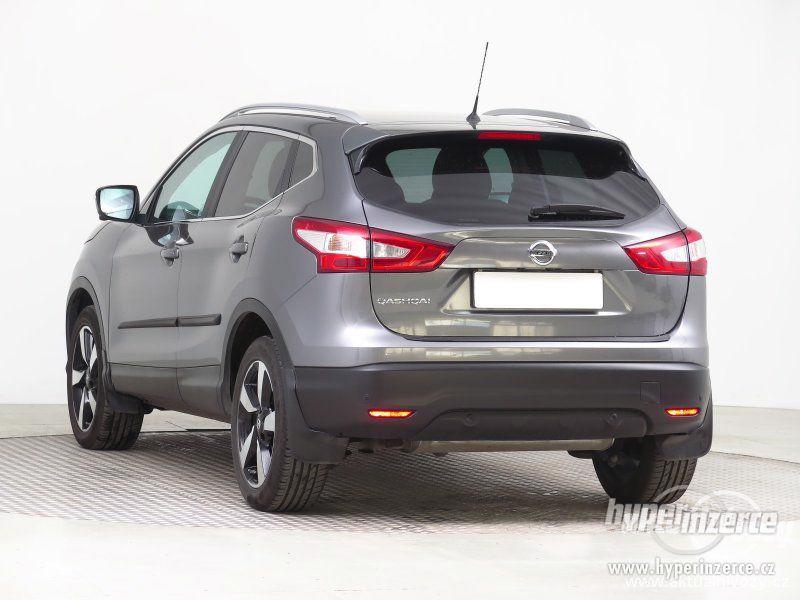 Nissan Qashqai 1.6, benzín, rok 2015 - foto 9