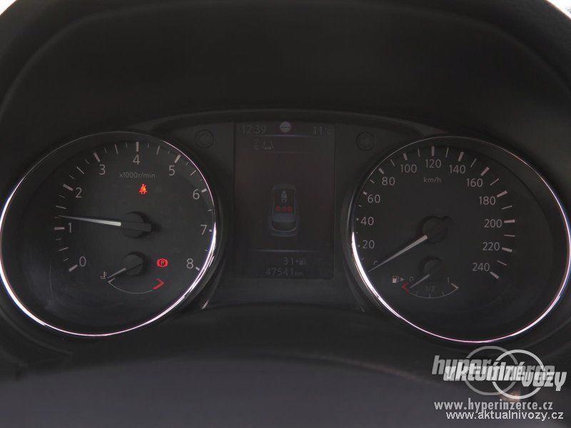 Nissan Qashqai 1.6, benzín, rok 2015 - foto 10