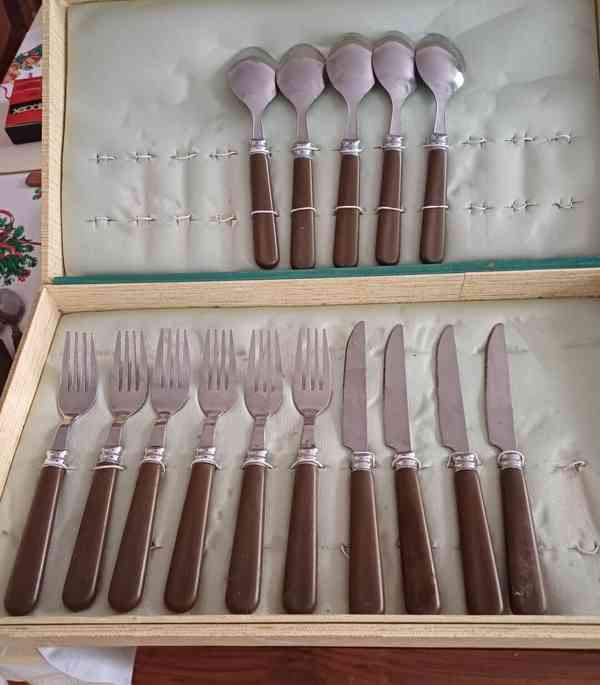 Retro neúplná sada příborů s plastovou rukojetí