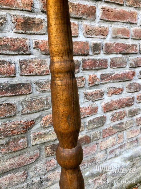 Dřevěný stojan s kováním - foto 3