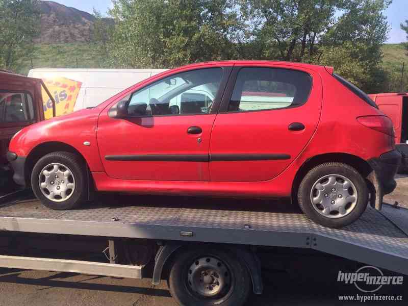 Prodám náhradní díly na Peugeot 206 1.2i 44kw Typ motoru NFZ - foto 1