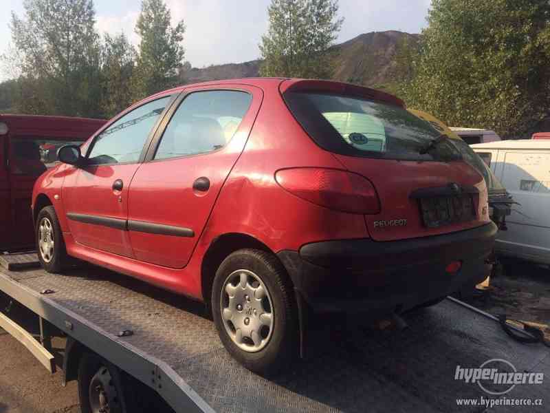 Prodám náhradní díly na Peugeot 206 1.2i 44kw Typ motoru NFZ - foto 2