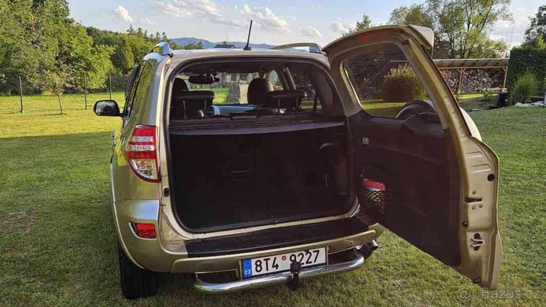 Toyota RAV4 2,0   4x4 LPG, 116 kW, KŮŽE, TAŽNÉ - foto 12
