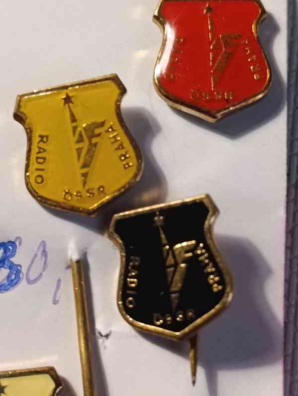 Sada 7 sběratelských odznaků Radio Praha ČSSR erbový - foto 2