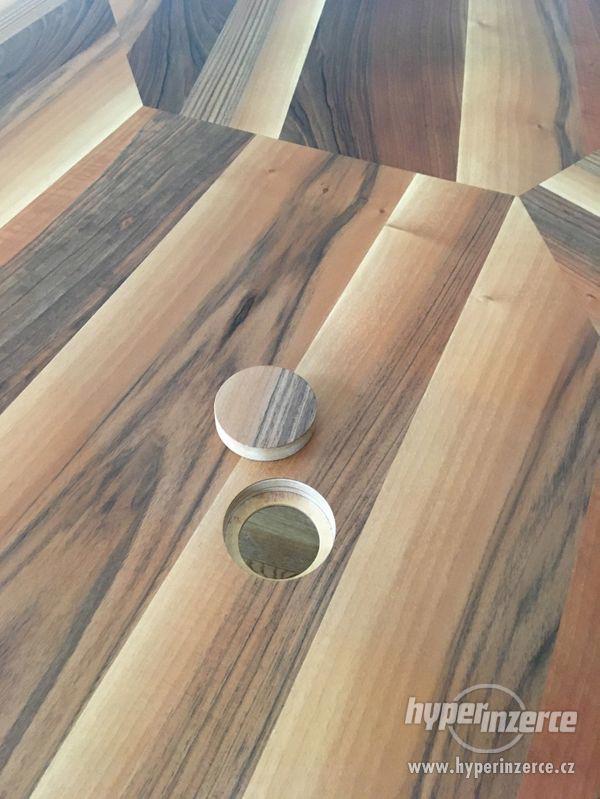 kulatý stůl 2,5m ořech, dub, zabudované el.zásuvky - foto 8