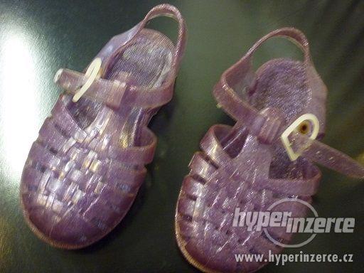 Prodám fialové boty do vody, velikost 24, cena jen 30,-Kč - foto 1