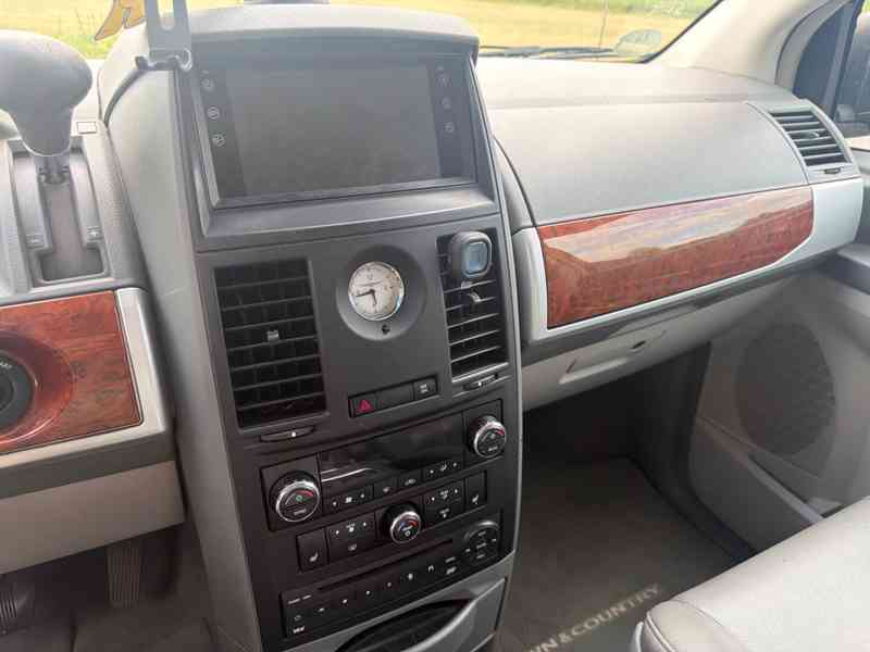 Chrysler Town Country 3,8 LPG SwivelGo Limit 2007 - foto 17