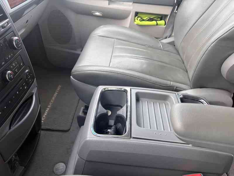 Chrysler Town Country 3,8 LPG SwivelGo Limit 2007 - foto 19