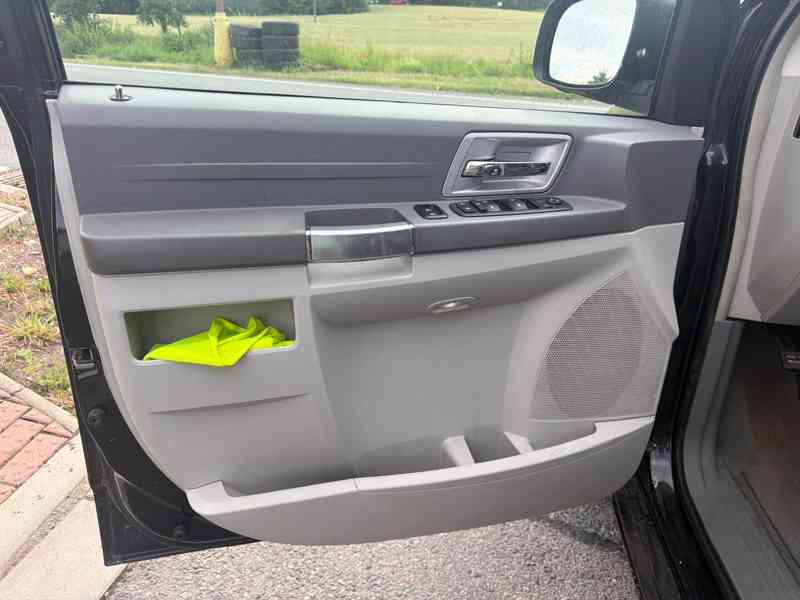 Chrysler Town Country 3,8 LPG SwivelGo Limit 2007 - foto 14