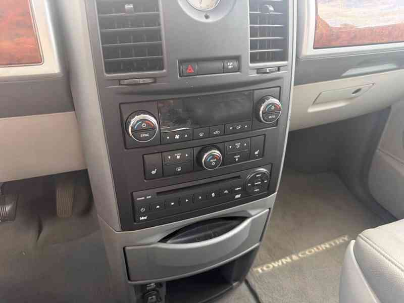 Chrysler Town Country 3,8 LPG SwivelGo Limit 2007 - foto 20